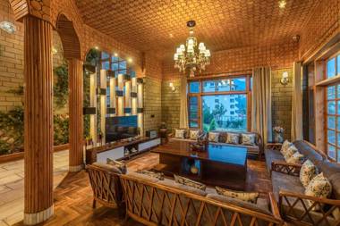 SaffronStays Monarch Manor