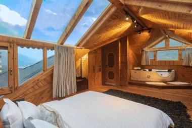 SaffronStays Monarch Manor