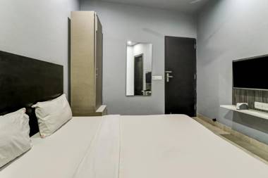 OYO 82564 Blue Moon Residency