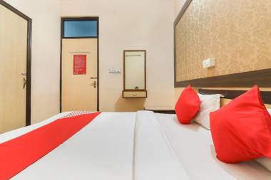 OYO 60098 Radhey Inn