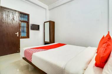 OYO Flagship 70748 The Velvet Chinhat Tiraha