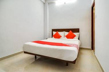 OYO Flagship 70748 The Velvet Chinhat Tiraha