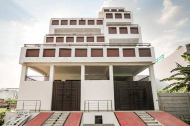 OYO 75844 Hotel Urmila Sadan