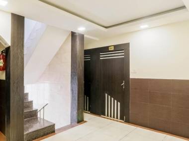 OYO 79765 Hotel Samrat