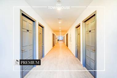 OYO TOWNHOUSE 225 ASHIYANA MUKUT BAZAR