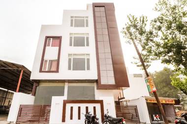 Capital O 68242 Gayatri Palace