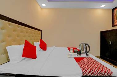 OYO 87826 Hotel Clarke Inn