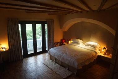 COTTAGES BY THE CREEK.