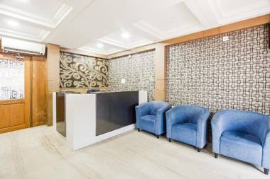 Capital O 71618 Hotel Reech