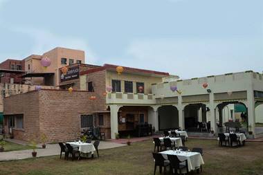 Collection O 4255 Day Night Guest House and Restaurant