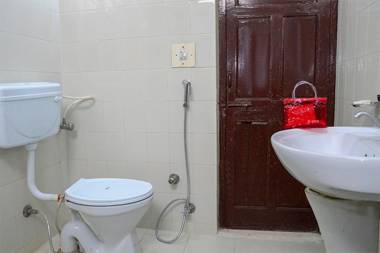 Collection O 4255 Day Night Guest House and Restaurant