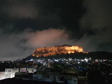 Dylan Cafe And Guest House