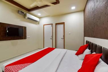 OYO 69067 Jagmohan Hotel