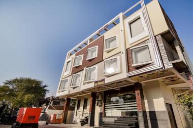 OYO 69690 Hotel Green Wood