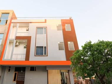 OYO 77636 Hotel Lakhdatar Palace