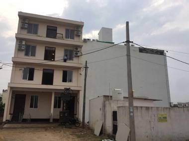 OYO 91695 Hotel Sarvika