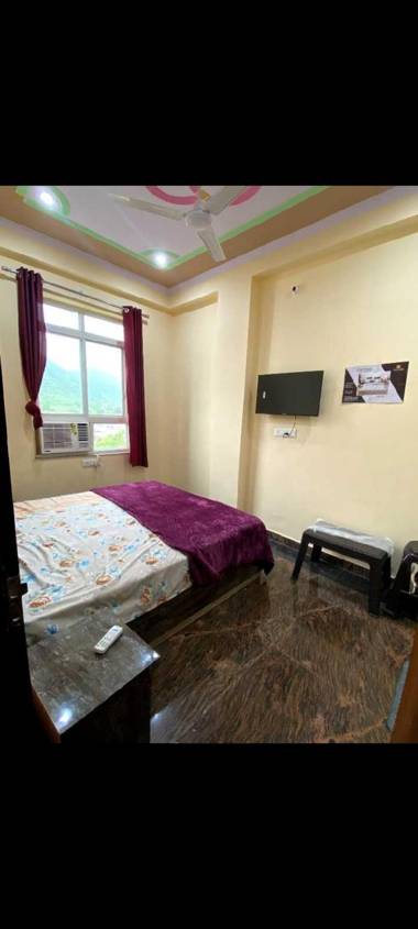 POP 91704 Hotel Holiday Palace