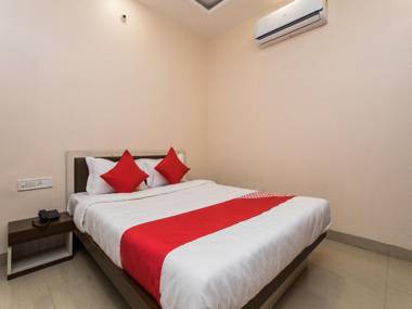 OYO 12161 Hotel Madhur Inn
