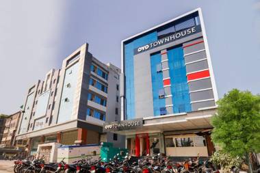 OYO Townhouse 325 South Tukoganj