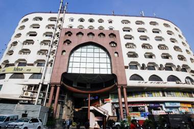 Vaccinated Staff - OYO 68409 Dera Guest House