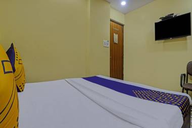 SPOT ON 72246 Gayatri Lodge