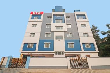 OYO 87972 City Holiday