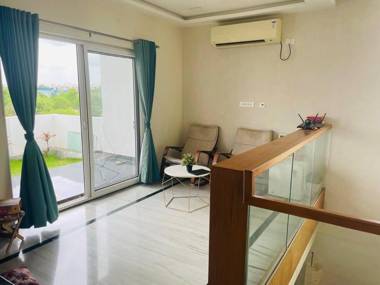 Modern Holiday Home with 5 Bedrooms