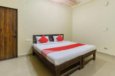 OYO 69782 Hotel Dhakshyani