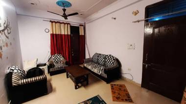 OYO HOME 90869 The Peninsula Kankhal