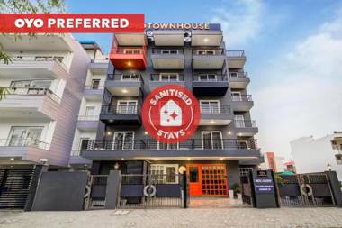 OYO Townhouse 101 Golf Course Road