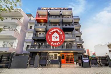 OYO Townhouse 101 Golf Course Road