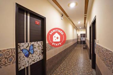 OYO 46922 Qlark White Palace