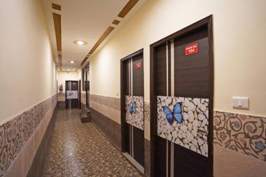 OYO 46922 Qlark White Palace