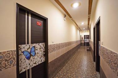 OYO 46922 Qlark White Palace