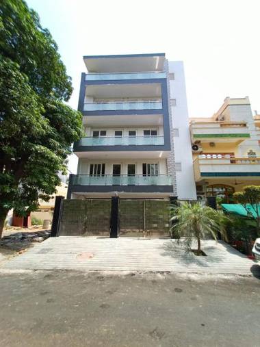 NUAB House - Near Fortis MAX MEDANTA Paras Hospitals and HUDA Metro