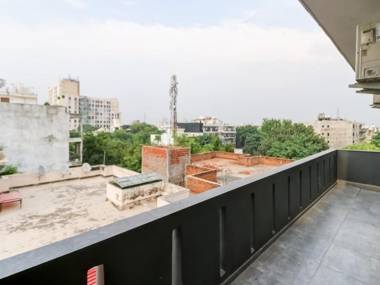 Vaccinated Staff- OYO TOWNHOUSE 429 SOUTH CITY II SECTOR 49 GURGAON