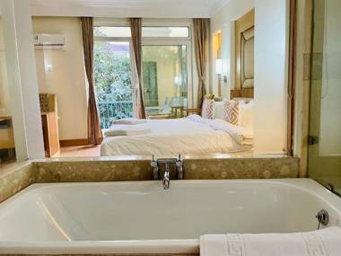 BluO 1BHK - DLF Galleria - BathTub Balcony Suite