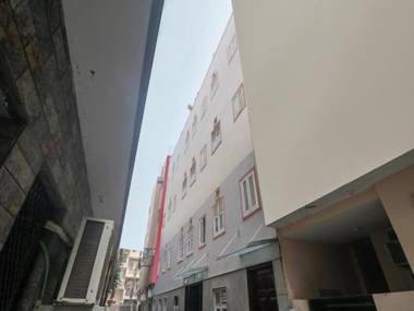 OYO 84923 Hotel Crown Inn