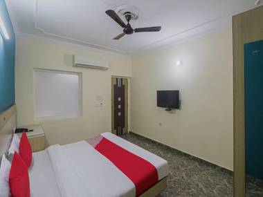 OYO 84923 Hotel Crown Inn