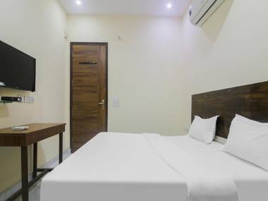 OYO 85695 Royal Hotel