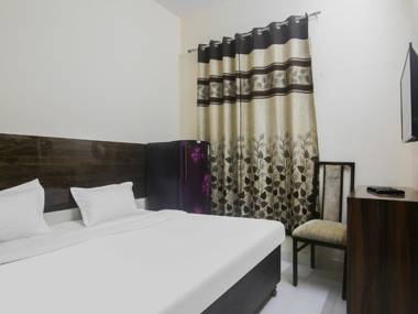 OYO 85695 Royal Hotel