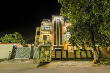 Townhouse OAK Birdhouse Residency