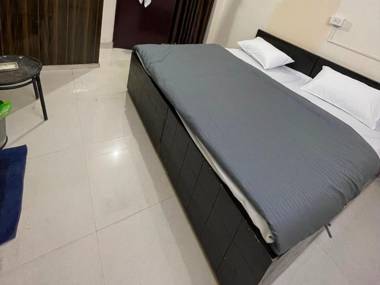 OYO HOME 91671 White Rose Residency