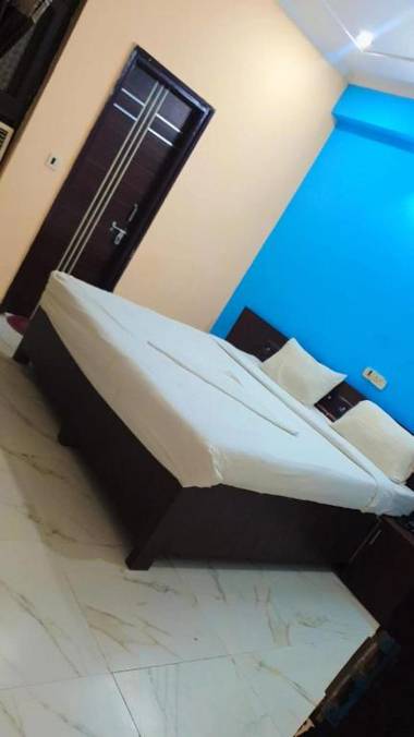 Hotal white elephant