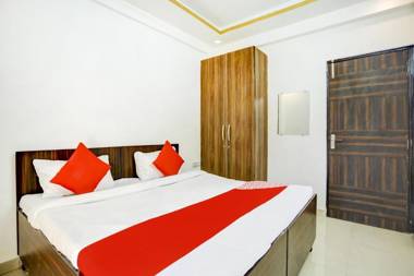 OYO 75812 Royal Hotel