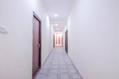 OYO 79460 Dream Holiday Hotel