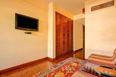 Summit Oriental Hotel (MG Marg)