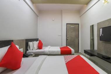 OYO 49471 Hotel Cm Palace