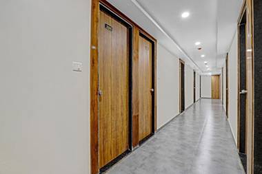 Collection O 82855 Hotel Royal Mansion