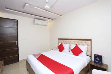 OYO 28302 Hotel Welcome Banquets And Room